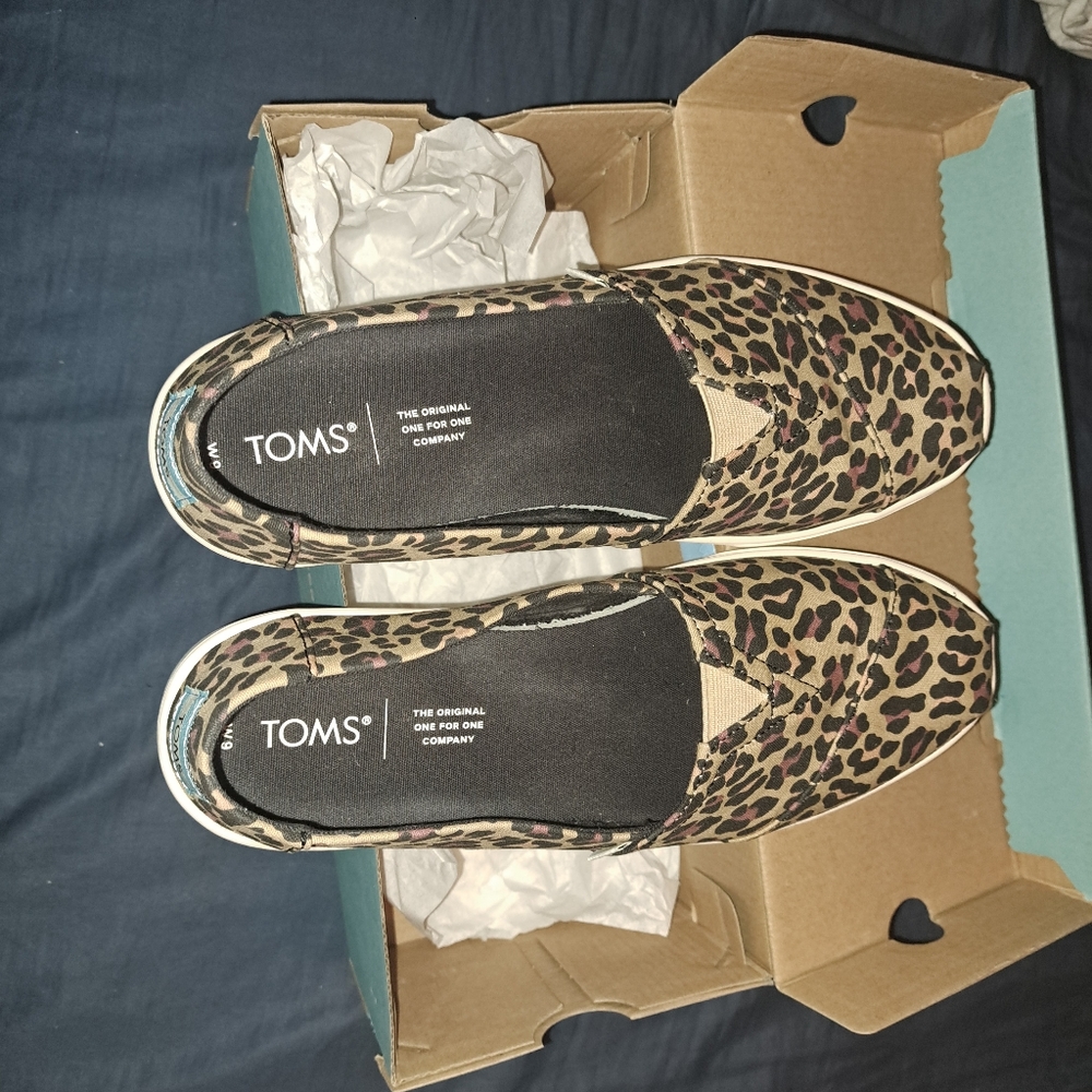 Like new leopard print Toms worn once sz 9